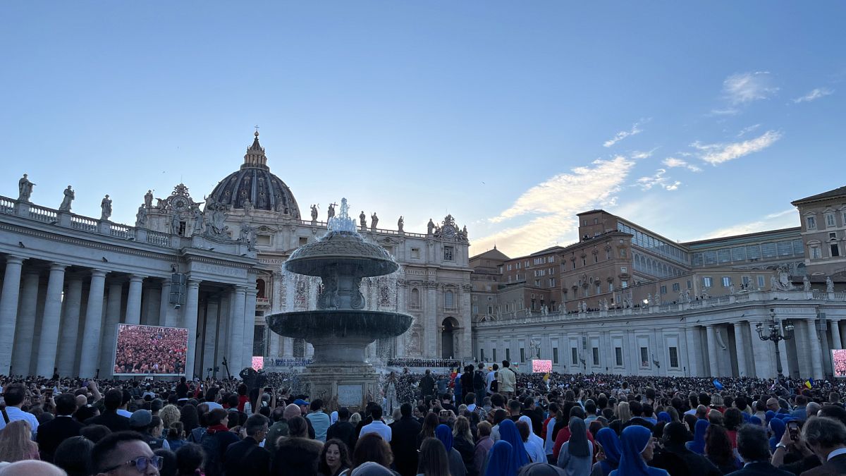Élection du pape Léon XIV : comment la foule a vécu l'évènement sur la place Saint-Pierre ?