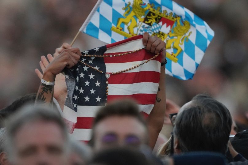 Amerikai hívők ünnepelnek a Szent Péter téren, 2025. május 8-án