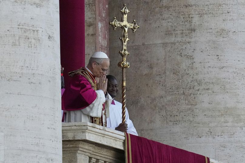 Papa Leone XIV si rivolge alla folla affacciato al balcone della basilica di San Pietro dopo la sua elezione, Vaticano, 8 maggio 2025 