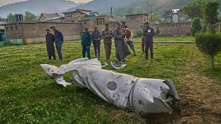 لاشه یک شی پروازی در حیاط یک مسجد در پامپور، در منطقه پولواما در کشمیر تحت کنترل هند، در روز چهارشنبه، ۷ مه ۲۰۲۵
