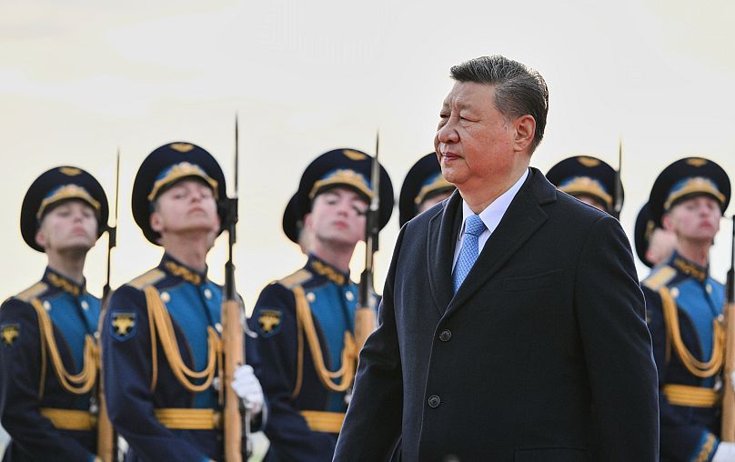 El presidente chino, Xi Jinping, pasa junto a la guardia de honor rusa a su llegada al aeropuerto de Vnukovo en Moscú, el 7 de mayo de 2025.