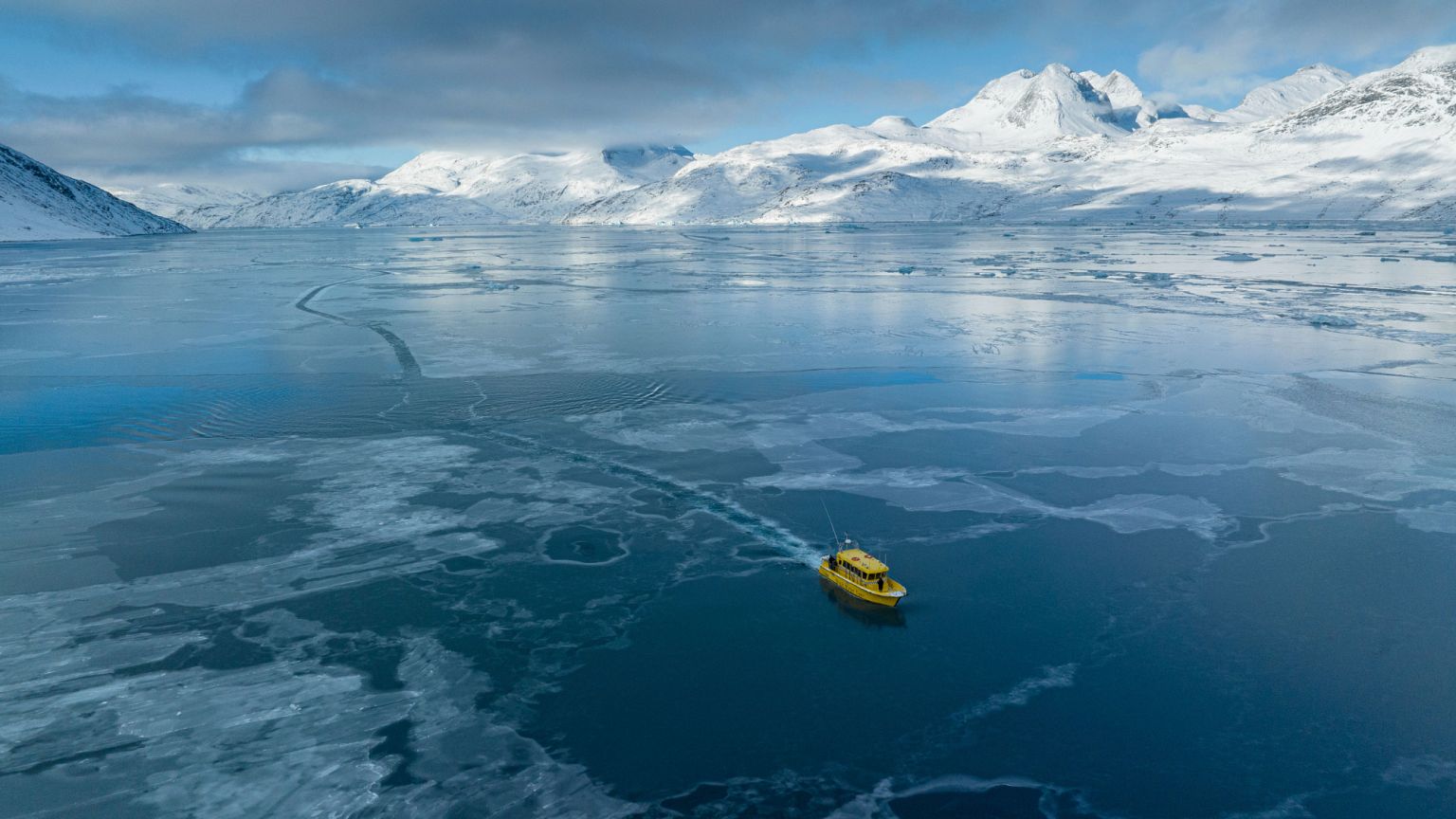 Grönland'ın Nuuk kenti dışında donmuş bir deniz girintisinden geçen bir tekne, 6 Mart 2025. Grönland'ın Nuuk kenti dışında donmuş bir deniz girintisinden geçen bir tekne, 6 Mart 2025.