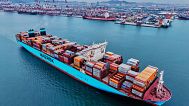 Una nave portacontainer salpa da un porto di Qingdao, nella provincia cinese orientale dello Shandong, 7 maggio 2025