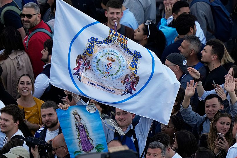 Ludzie machają flagami po tym, jak biały dym unosi się z komina Kaplicy Sykstyńskiej, gdzie 133 kardynałów wybrało następcę Franciszka.
