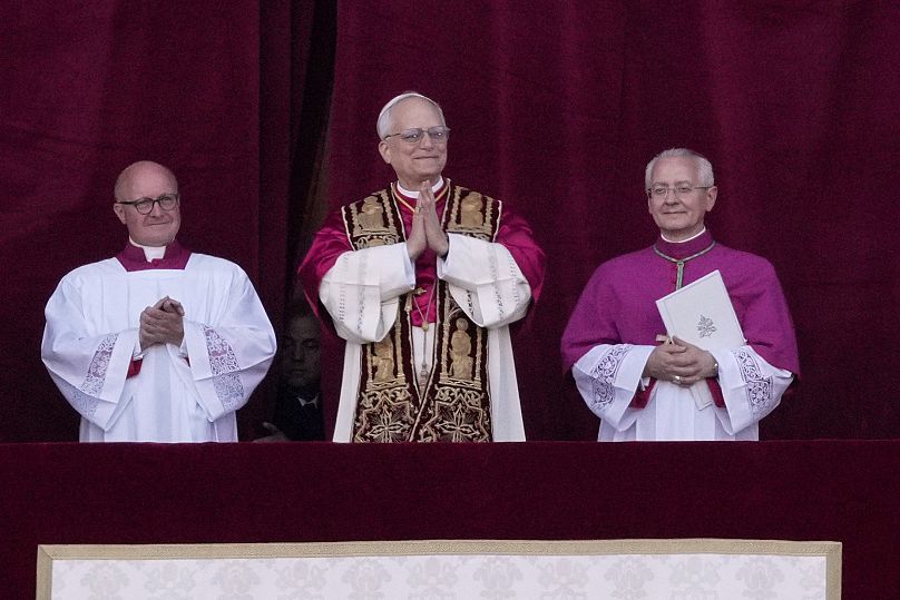 Nowo wybrany papież Leon XIV pojawia się na balkonie Bazyliki Świętego Piotra w Watykanie, czwartek, 8 maja 2025 r. 