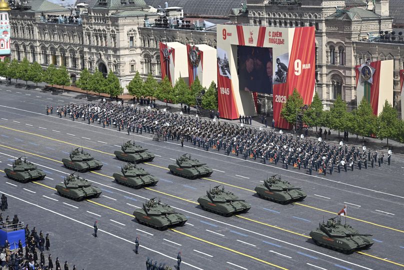 Los tanques rusos T-90 ruedan durante el desfile militar del Día de la Victoria en Moscú, Rusia, el viernes 9 de mayo de 2025.