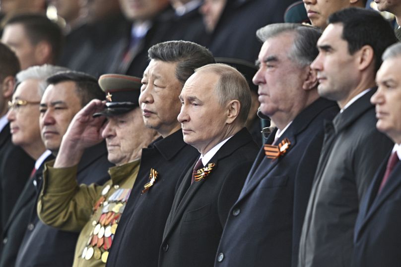 Desde la segunda derecha: el presidente de Turkmenistán, el presidente de Tayikistán, el presidente ruso y el presidente chino.