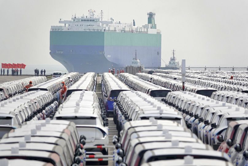 Des véhicules destinés à l'exportation sont garés sur un quai du port de Yantai, dans la province de Shandong, dans l'est de la Chine, 