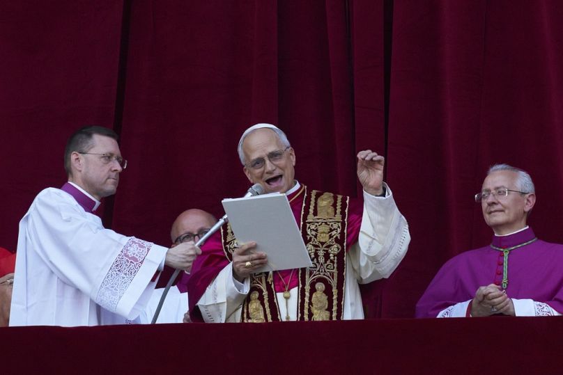 Il neoeletto Papa Leone XIV parla al balcone della basilica di San Pietro in Vaticano, 8 maggio 2025