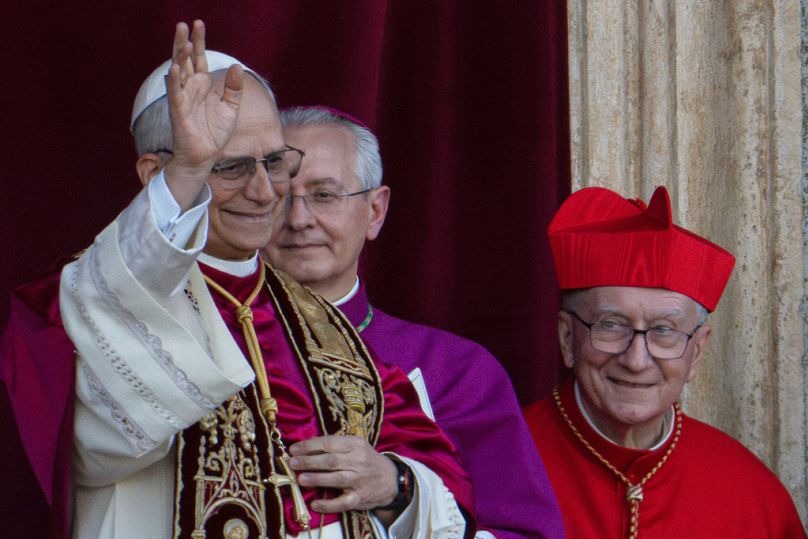 Il neoeletto Papa Leone XIV con, da sinistra, il Maestro delle Cerimonie, l'Arcivescovo Diego Giovanni Ravelli, e l'ex Segretario di Stato Vaticano, il Cardinale Pietro Paroli