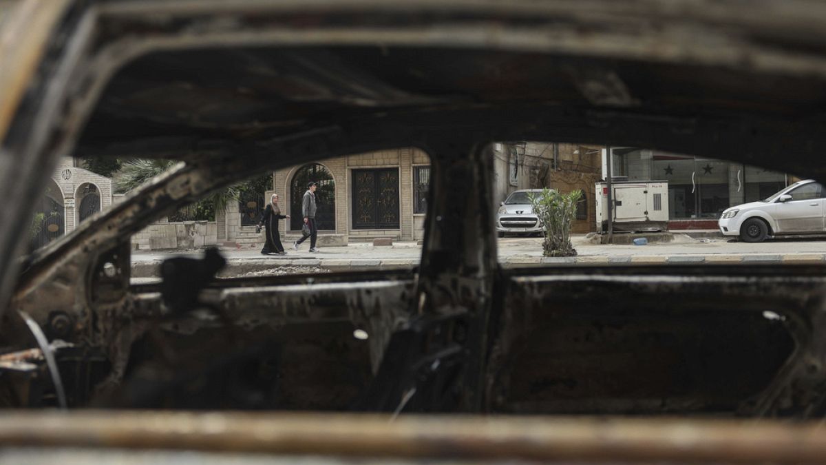 من طالبة في معهد تعليمي إلى البرقع الأفغاني.. قصة ميرا الغامضة تثير قلق السوريين