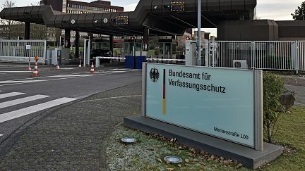 Das Bundesamt für Verfassungsschutz und Mutmaßlicher Islamist beim Verfassungsschutz enttarnt - Politik