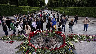 Des centaines d'Ukrainiens ont rendu hommage aux anciens combattants de la Seconde Guerre mondiale à Kyiv.