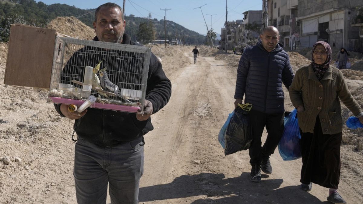 الفلسطينيون يهجرون منازلهم قسرًا بعد هدم مبانٍ في مخيم نور شمس قرب طولكرم بالضفة المحتلة