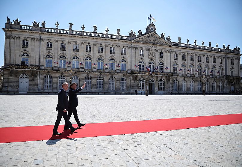 Prezydent Francji Emmanuel Macron i premier Donald Tusk przybyli na plac Stanisława przed podpisaniem traktatu o przyjaźni i wzmocnionej współpracy między oboma krajami.