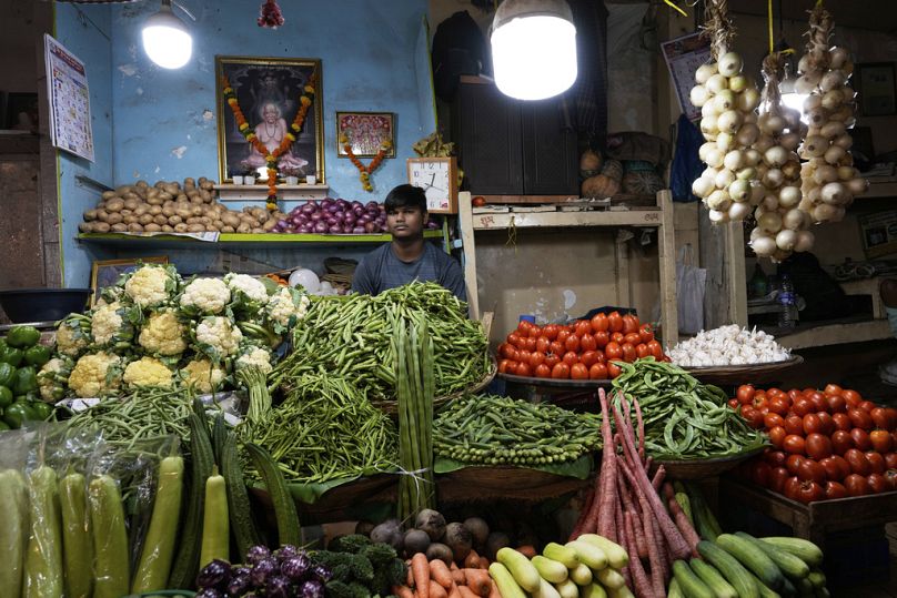 بائع خضروات في أحد الأسواق في مومباي، الهند، الأربعاء، 9 أبريل/نيسان 2025.