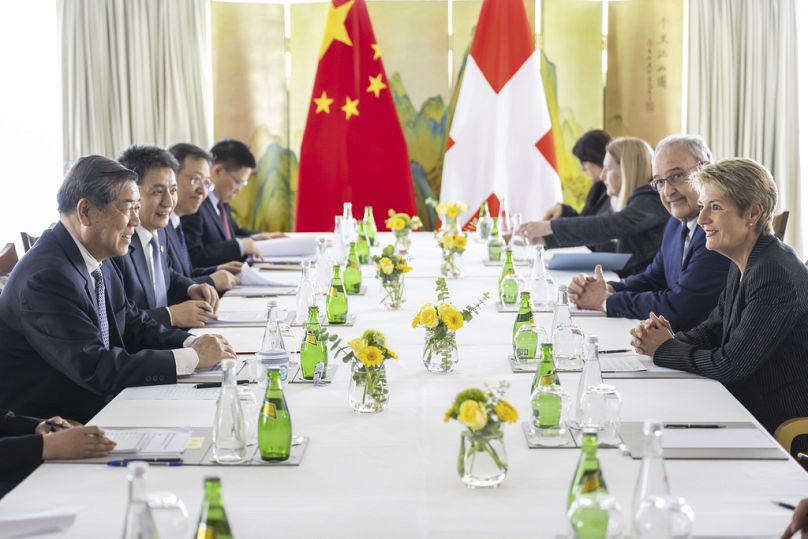 He Lifeng, Guy Parmelin y Karin Keller-Sutter en una reunión bilateral en Ginebra, el 9 de mayo de 2025.
