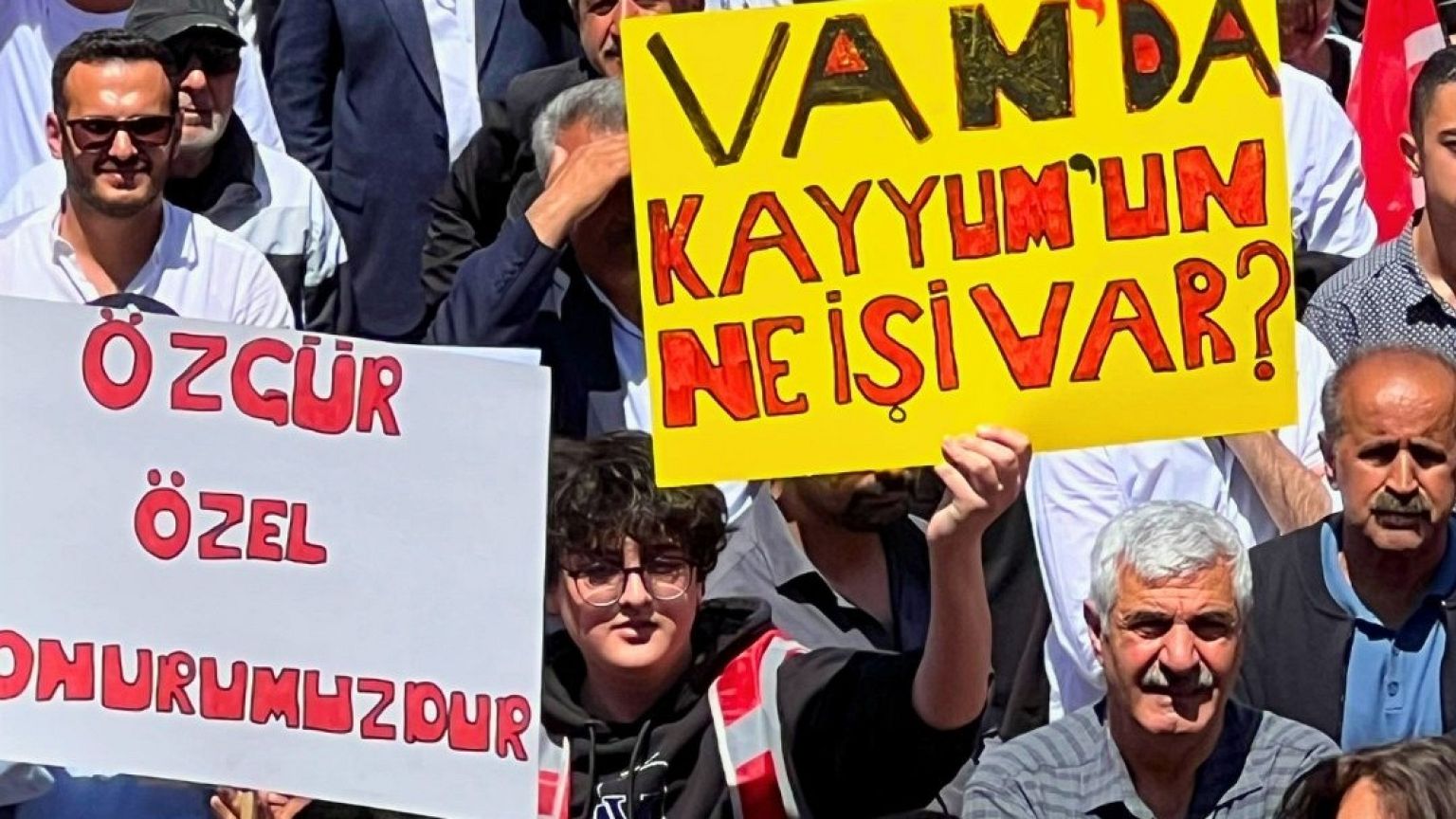 CHP'nin Van mitinginde dövizler taşıyan katılımcılar