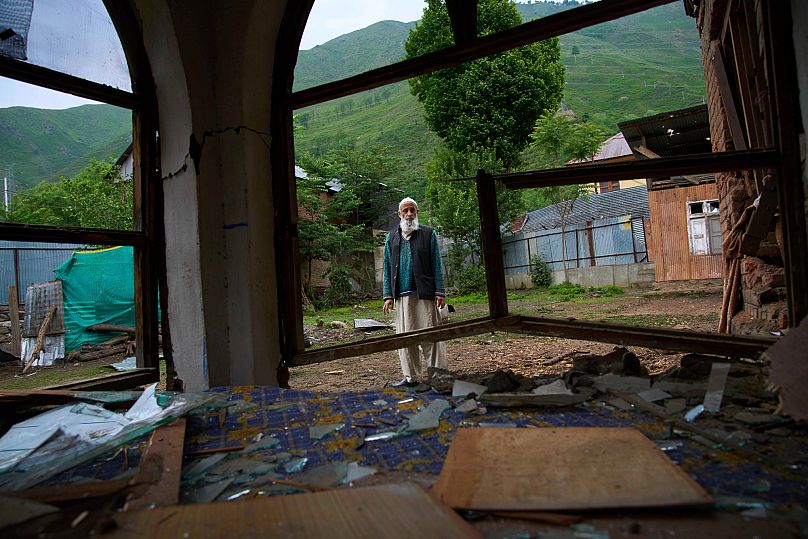 Un anciano inspecciona daños tras un bombardeo desde Pakistán en Cachemira india, el 9 de mayo de 2025.