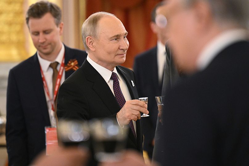 Putin brinda en el Kremlin previo al 80.º aniversario de la victoria soviética sobre la Alemania nazi.