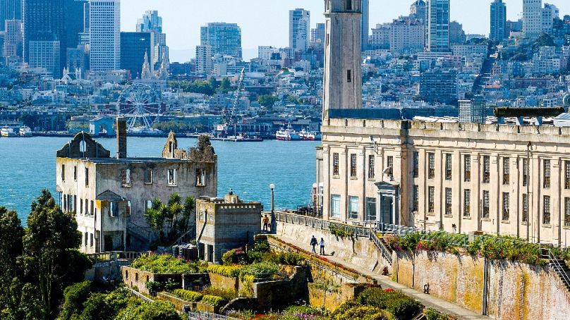 Az Alcatraz 2025. május 5-én; a háttérben San Francisco