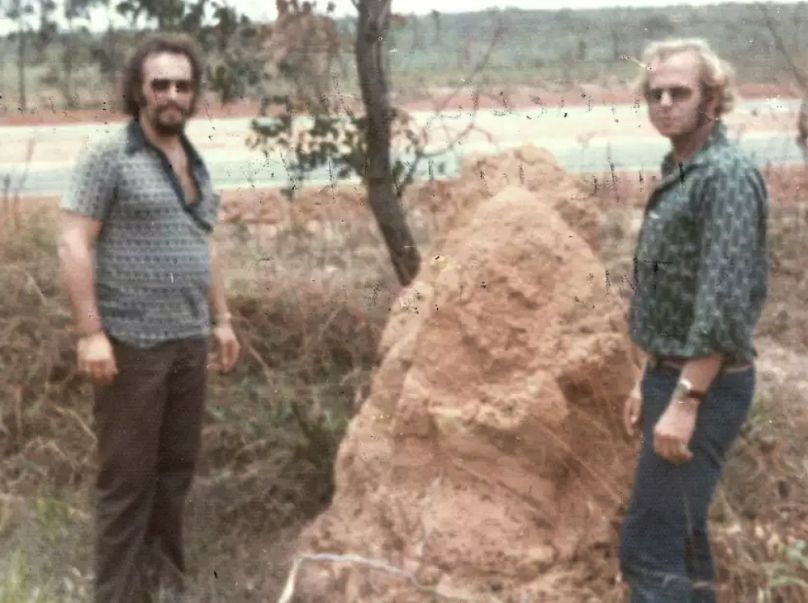 Az állítólagos Clarence és John Anglin egy brazíliai farmon, 1975-ben