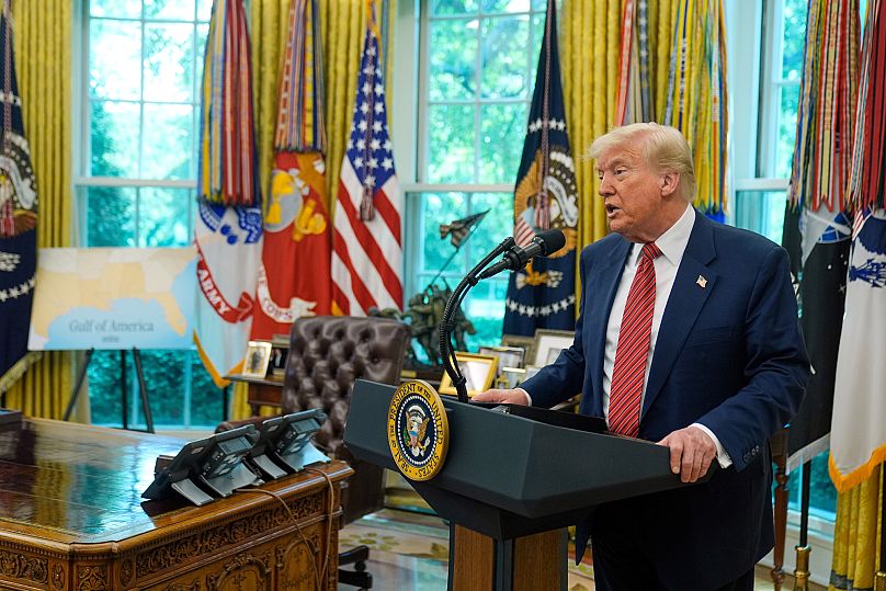 Prezydent Donald Trump przemawia do dziennikarzy po zaprzysiężeniu Davida Perdue na ambasadora USA w Chinach podczas ceremonii w Gabinecie Owalnym Białego Domu,