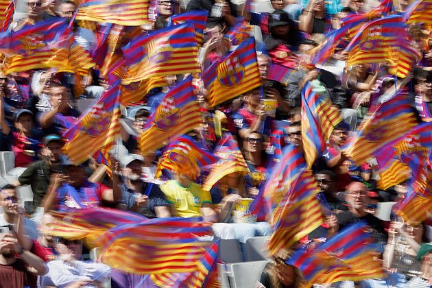 Barcelona stuns Madrid in title race