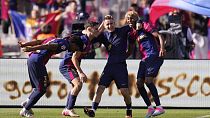 Football : le Barça remporte le Clasico, la Liga en vue