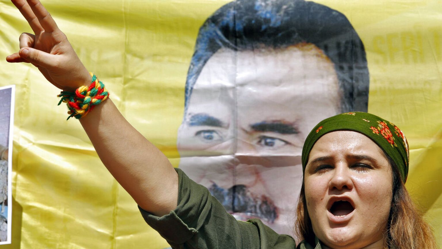 Un manifestant kurde à côté d'un portrait du chef de la guérilla kurde emprisonné Abdullah Ocalan devant le siège des Nations unies à Beyrouth, au Liban, le 11 octobre 2019.