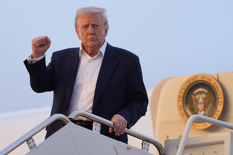 Präsident Donald Trump kommt am Sonntag, den 4. Mai 2025, in der Air Force One auf der Joint Base Andrews, MdL, an. 