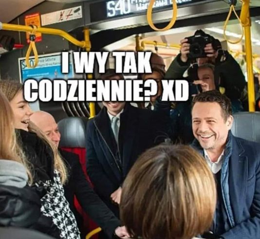 Mem z Rafałem Trzaskowskim jadącym komunikacją miejską. 
