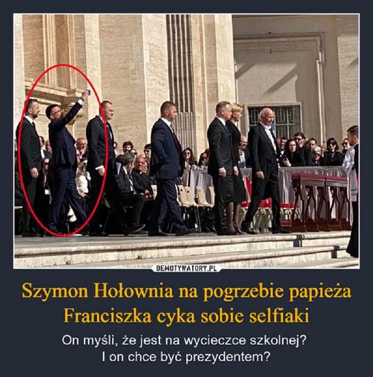 Mem z Szymonem Hołownią, robiącym sobie selfie na pogrzebie papieża Franciszka. 