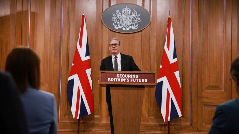 Der britische Premierminister Keir Starmer hält während einer Pressekonferenz vor der Veröffentlichung des Weißbuchs der Regierung zur Einwanderung in London am 12. Mai, 2025.