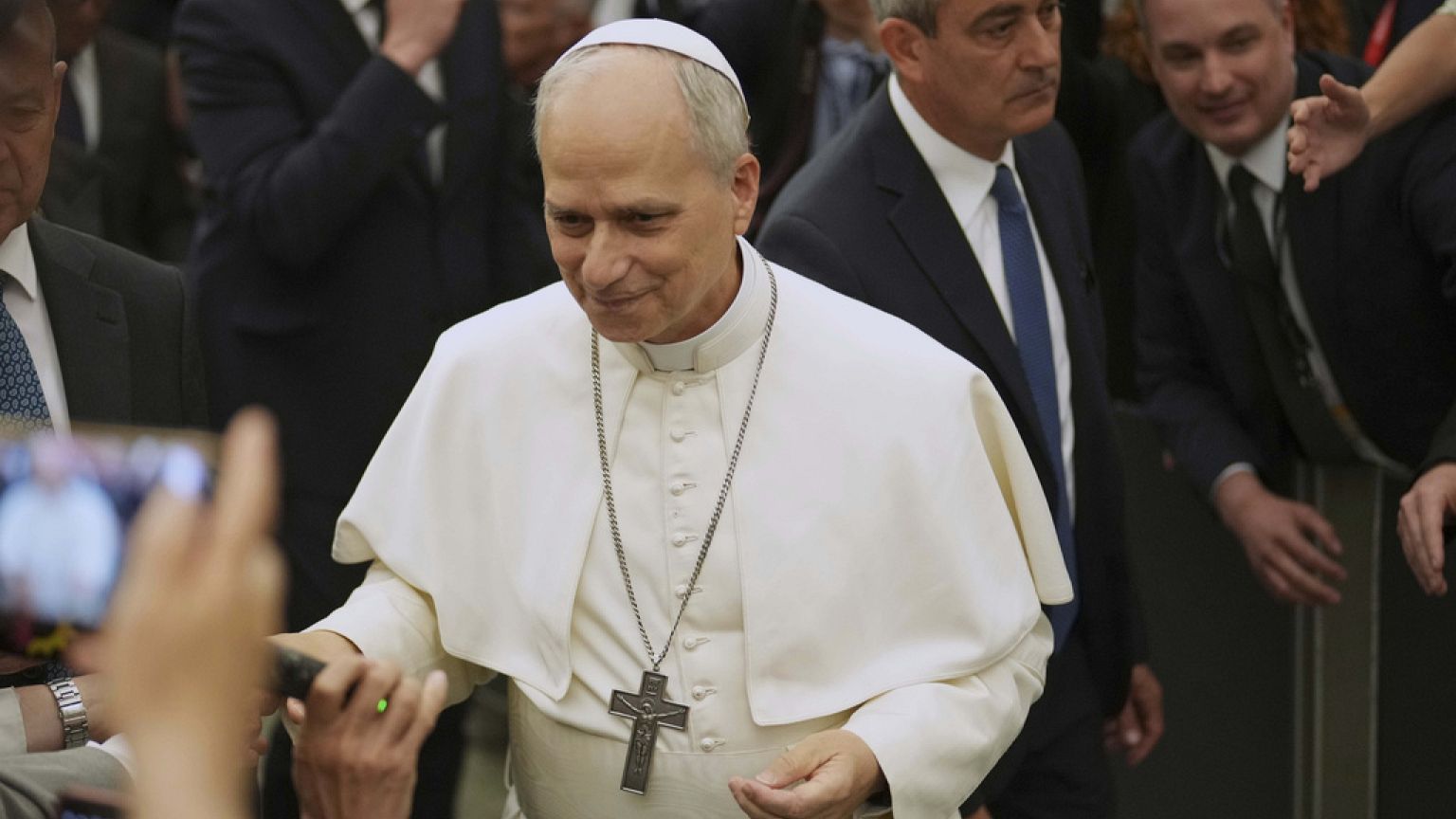 Papa Leone XIV incontra i media internazionali nell'Aula Paolo VI in Vaticano, lunedì 12 maggio 2025