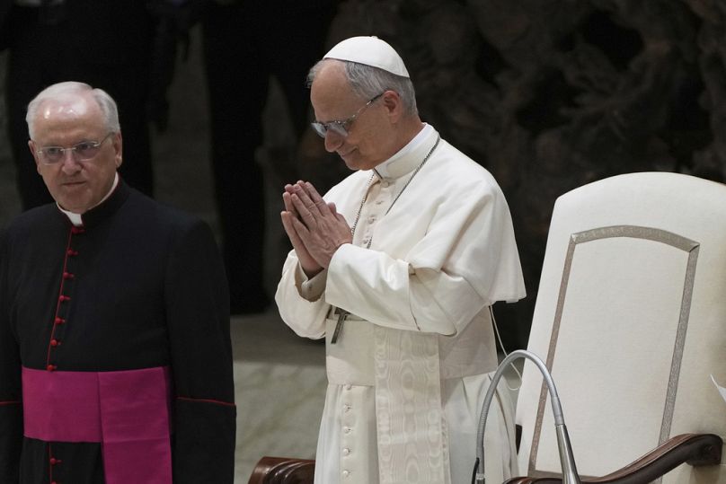 Papa Leone XIV al suo ingresso nell'Aula Paolo VI per l'incontro con la stampa, Città del Vaticano, 12 maggio 2025