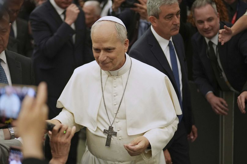 Papa Leone XIV stringe la mano ai giornalisti durante l'incontro con la stampa nell'Aula Paolo VI, Città del Vaticano, 12 maggio 2025