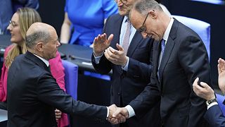 Le chef des chrétiens-démocrates Friedrich Merz est félicité par le chancelier sortant Olaf Scholz après avoir été élu nouveau chancelier au parlement fédéral allemand.