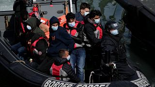 Personas supuestamente migrantes que emprendieron la travesía desde Francia en pateras y fueron recogidas en el Canal de la Mancha llegan a Dover, 17 de junio de 2022.