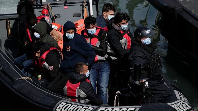 Starmer, İngiltere'ye göçü önemli ölçüde sınırlayacak planı duyurdu