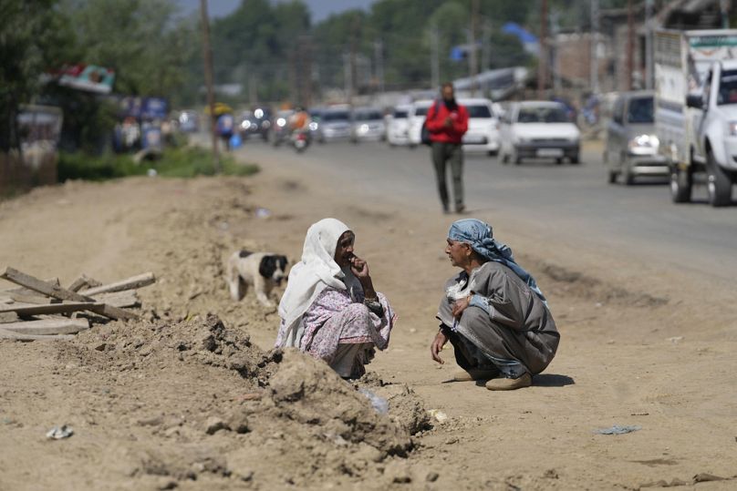 Mulheres idosas da Caxemira conversam na autoestrada Srinagar-Muzaffarabad, em Pattan, na Caxemira controlada pela Índia, na segunda-feira, 12 de maio de 2025