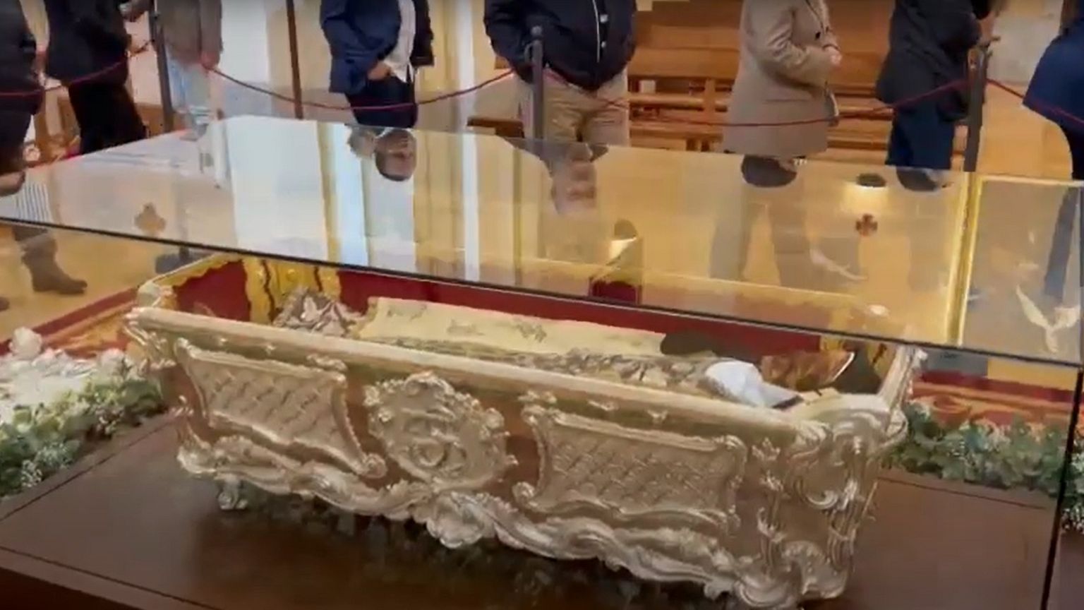 Le corps momifié de Sainte Thérèse exposé au public