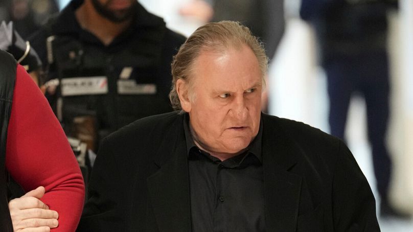 Der Schauspieler Gerard Depardieu kommt in Paris zu seinem Prozess wegen angeblicher sexueller Übergriffe auf zwei Frauen an einem Filmset im 2021.