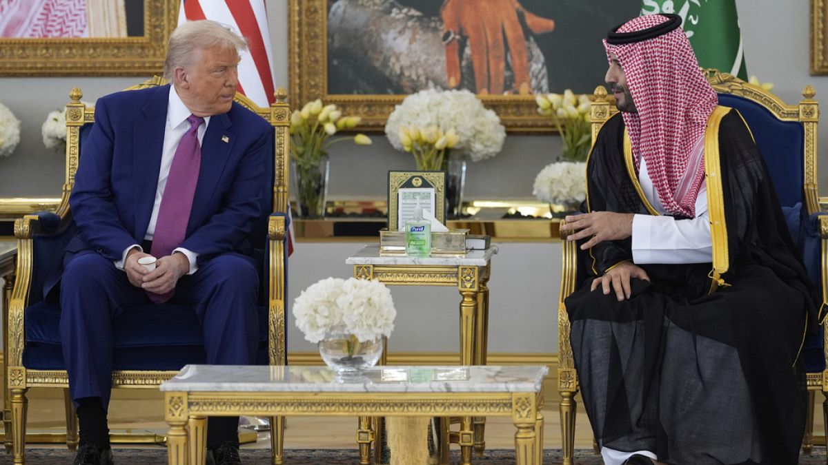 وصول الرئيس الأمريكي دونالد ترامب إلى مطار الملك خالد في الرياض في مستهل جولة إقليمية  