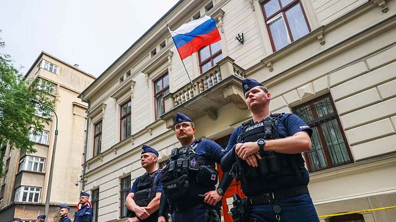 Lengyel rendőrök a krakkói orosz konzulátus előtt