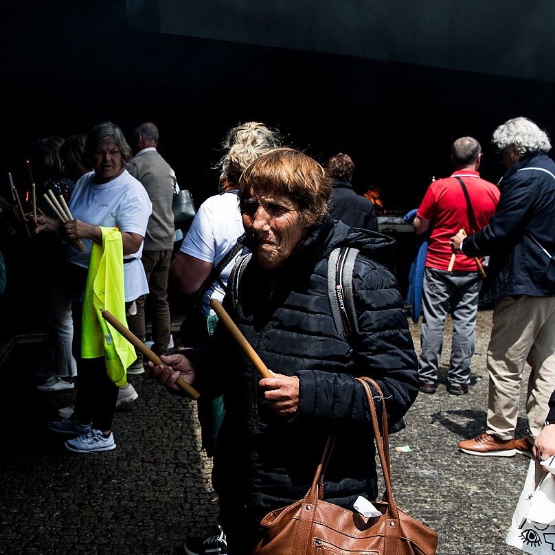 A Fatima, tutti vogliono accendere le candele per i propri cari