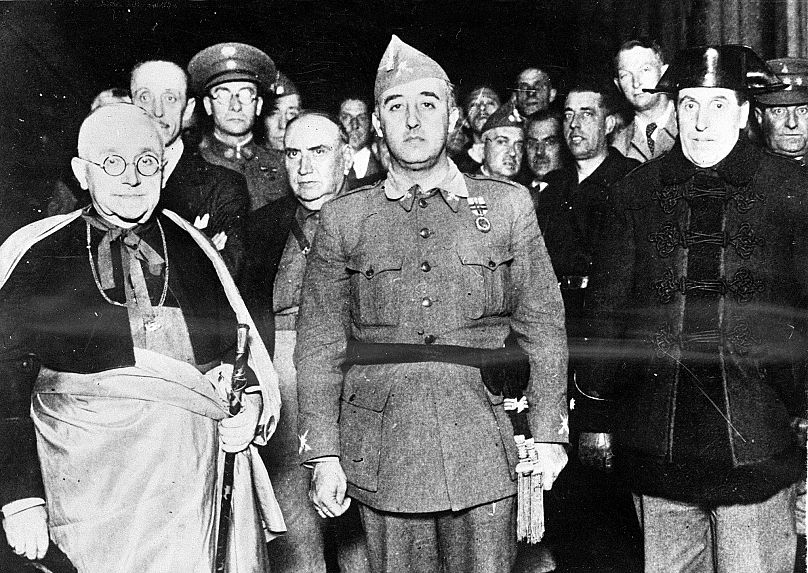 O General Francisco Franco durante uma visita ao arcebispo e governador de Valladolid, Remigio Gandasegu.