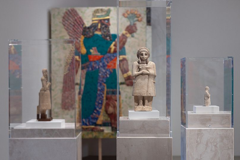 Όρθια ανδρική μορφή με ενωμένα χέρια και ένθετο μάτι, Όρθια γυναικεία μορφή με ενωμένα χέρια, Ινστιτούτο Μελέτης των Αρχαίων Πολιτισμών του Πανεπιστημίου του Σικάγο