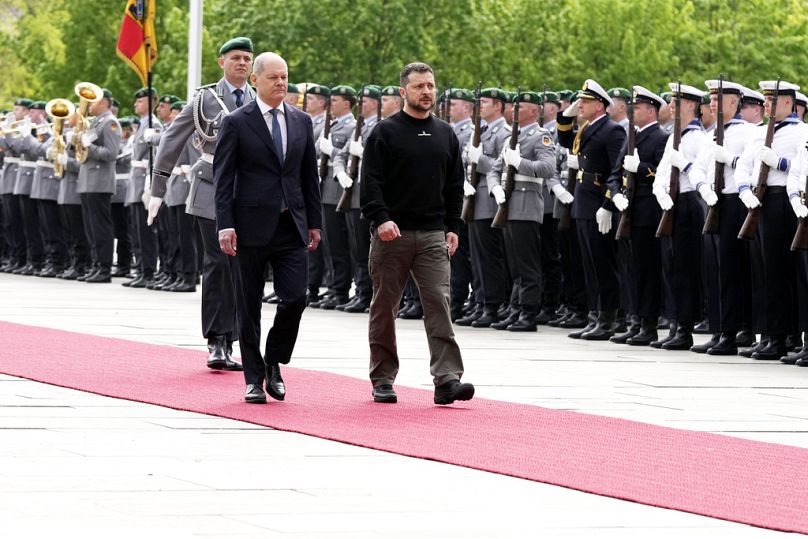 Bundeskanzler Olaf Scholz und Wolodymyr Selenskyj während eines offiziellen militärischen Empfangs im Kanzleramt in Berlin, 14. Mai 2023.