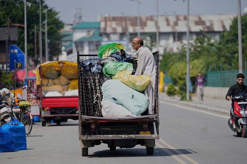 Un vendeur de rue cachemiri arrive sur un marché ouvert, le lendemain du cessez-le-feu entre l'Inde et le Pakistan à Srinagar, dans le Cachemire indien, dimanche 11 mai 2025